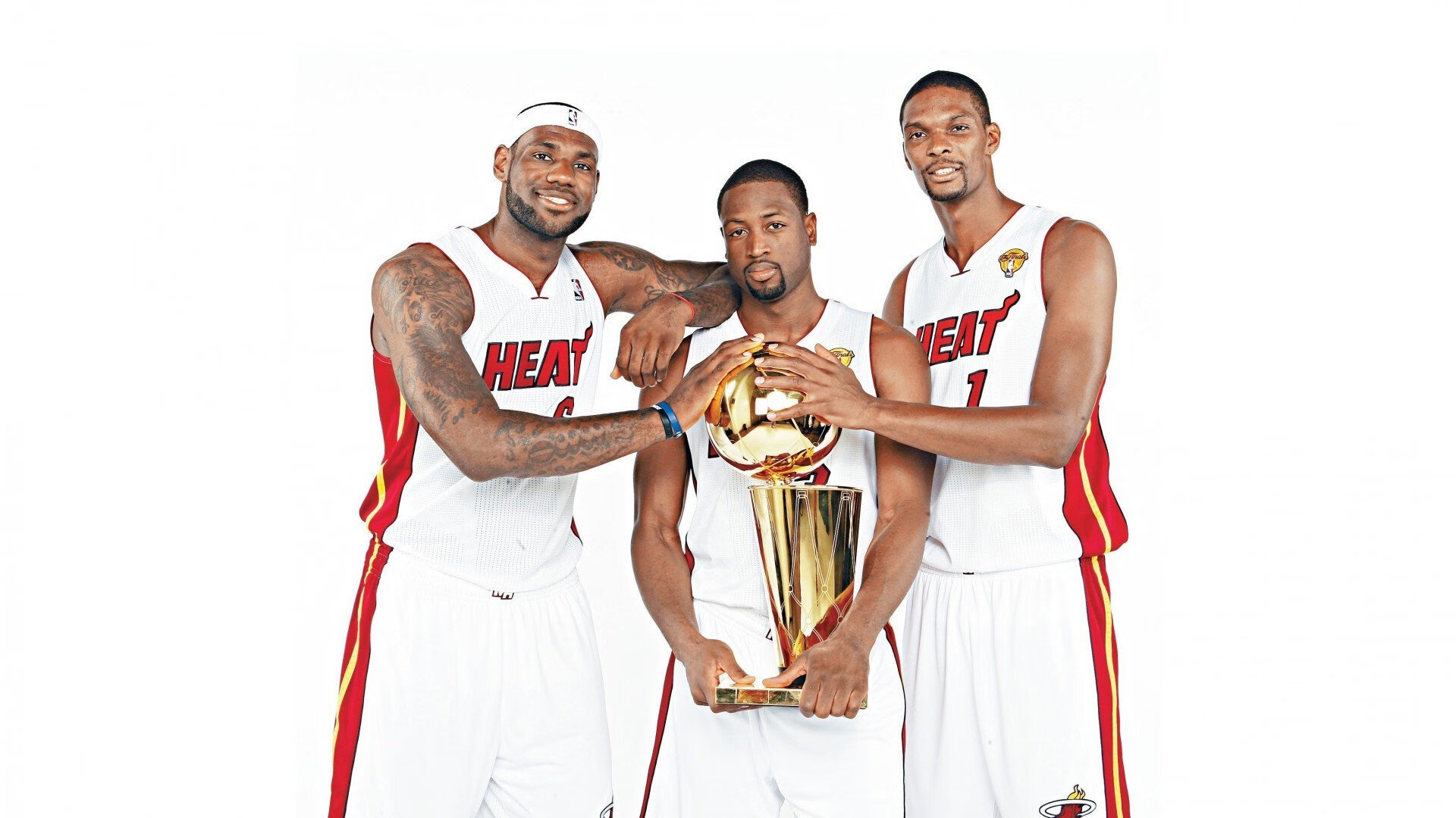 开云APP-赛道与球场的双重奏，F1揭幕战与湖人横扫国王的启示