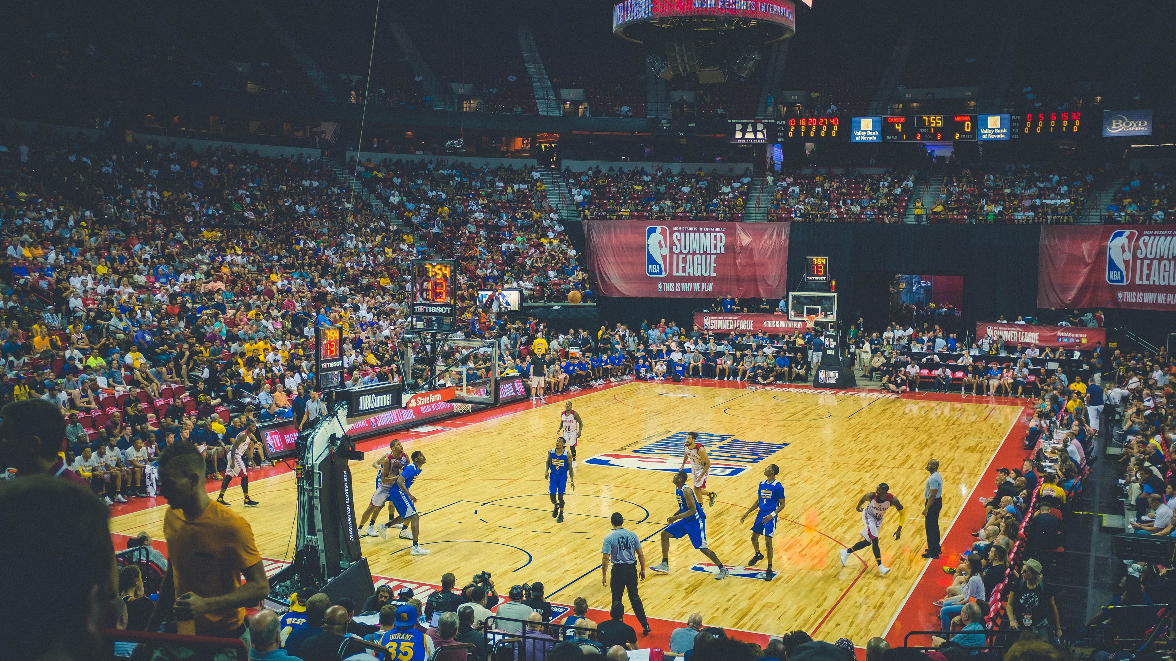 开云体育入口-当CBA劲旅遇上NBA光环，福建队的完胜与欧文的神迹，谁在定义篮球的另一种可能？